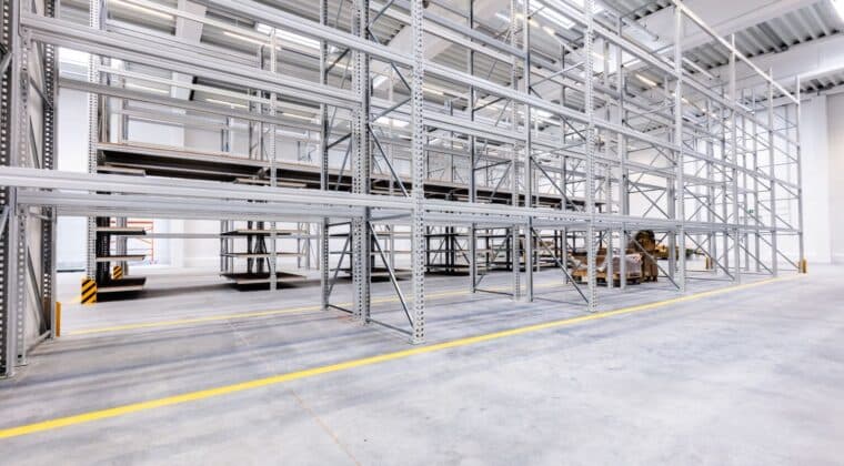 Produkcja przemysłowa — regały magazynowe w hali stalowej, realizacja dla klienta w Kielcach — infrastruktura magazynowa i regały.